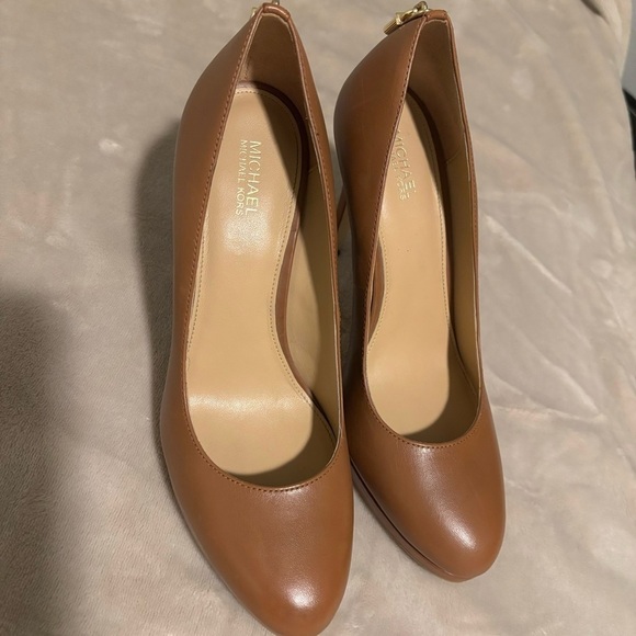 Michael Michael Kors Antoinette Luggage Padlock Leather Platform Pumps Size 7.5M - Picture 7 of 11